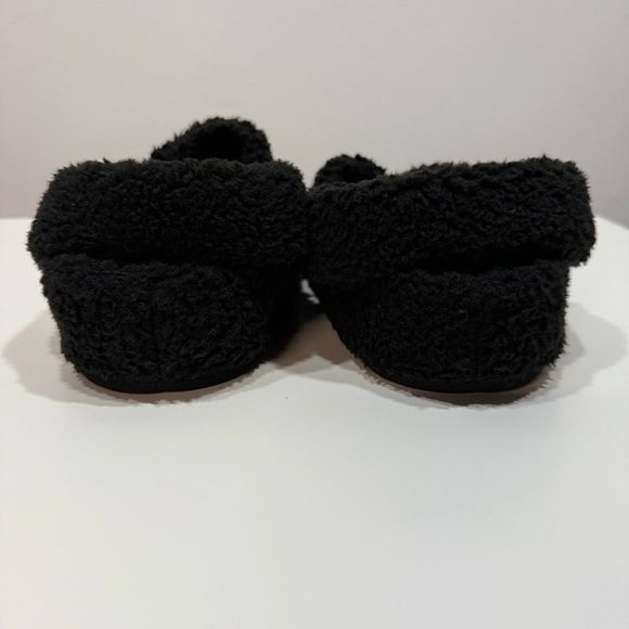 Crocs Classic Cozzzy Slippers - Picture 7 of 11